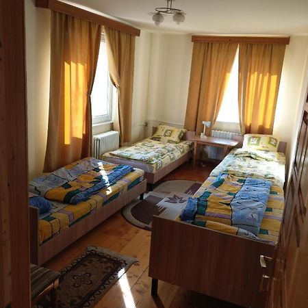 Lary Hostel Suczawa Zewnętrze zdjęcie