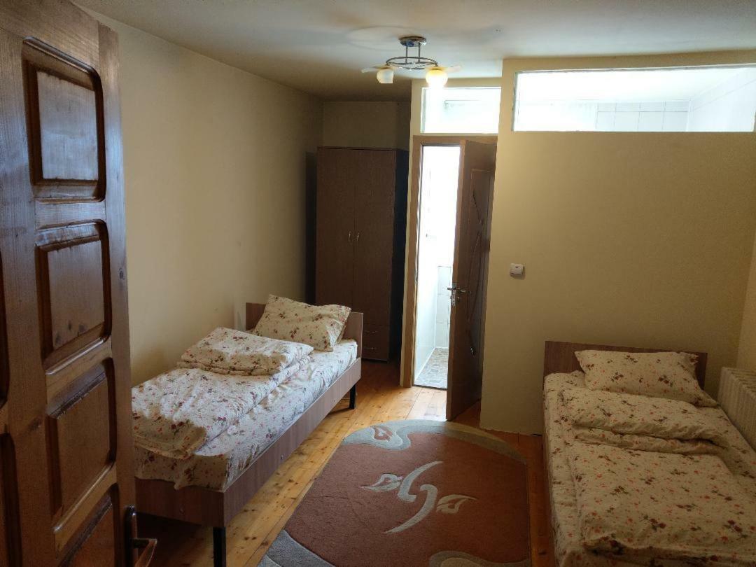 Lary Hostel Suczawa Zewnętrze zdjęcie