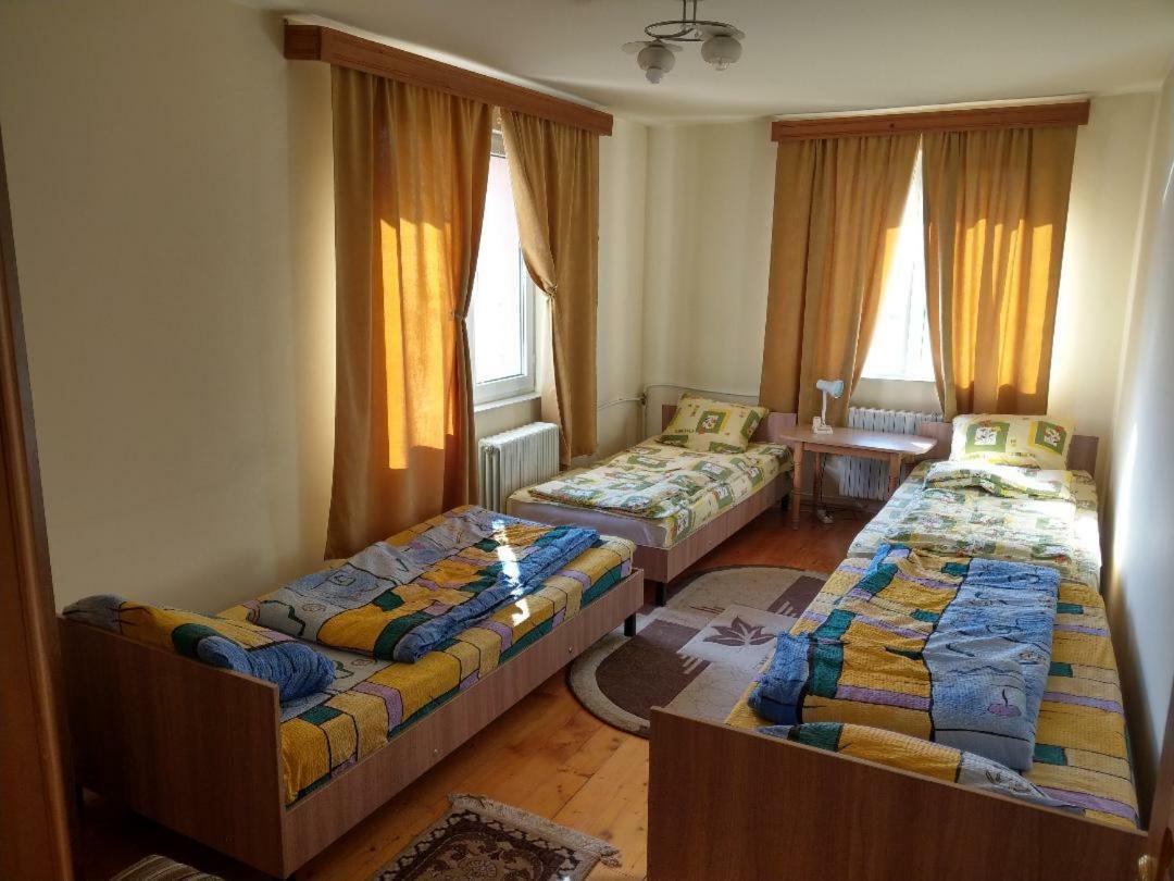 Lary Hostel Suczawa Zewnętrze zdjęcie