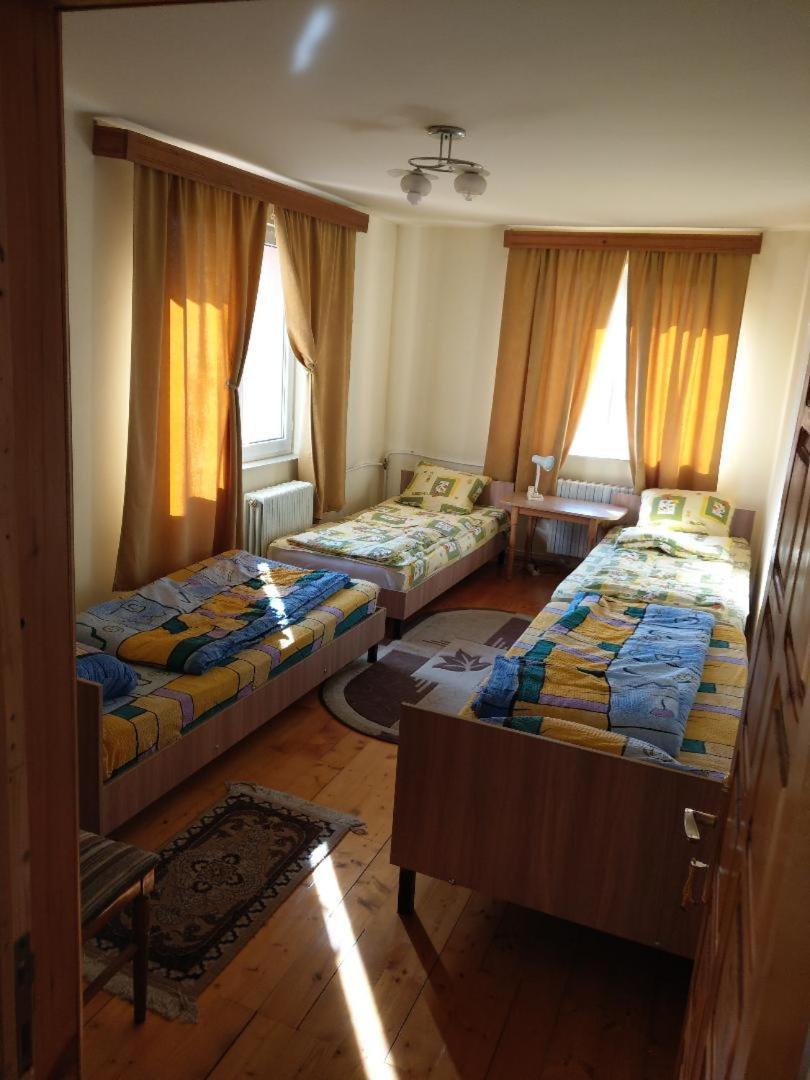 Lary Hostel Suczawa Zewnętrze zdjęcie